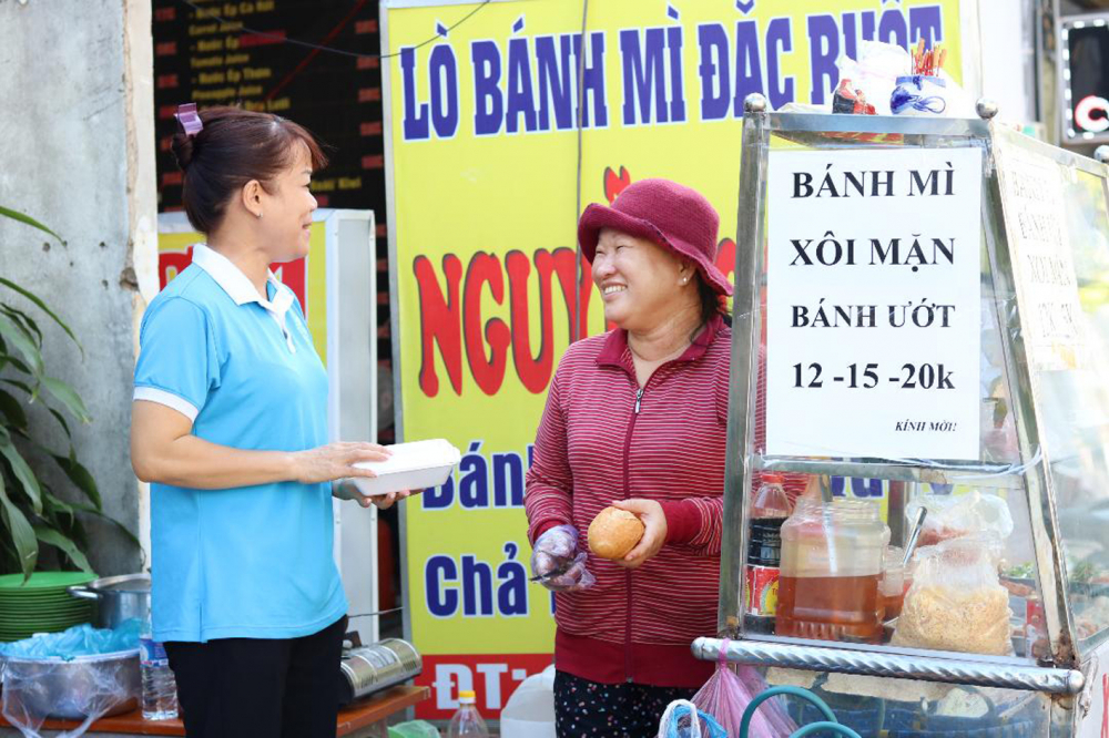 Bà Lê Thị Thu Thủy (bìa phải) chia sẻ niềm vui bán buôn thuận lợi với cán bộ Hội Phụ nữ phường An Khánh