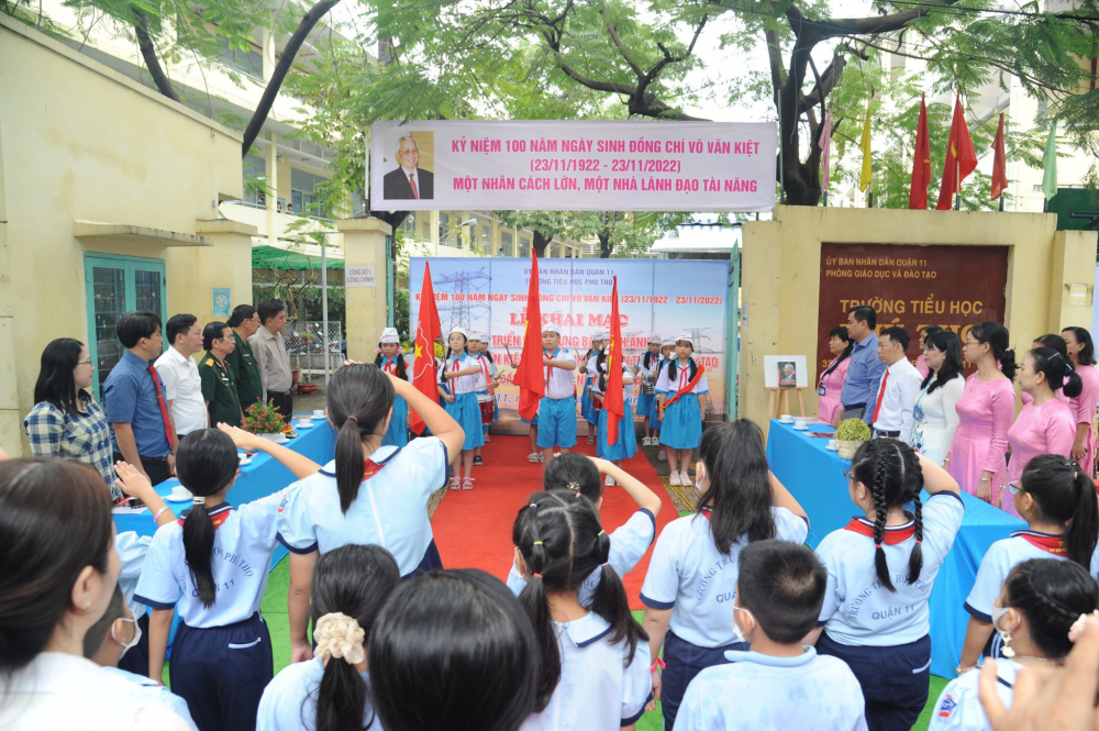 Các học sinh Trường tiểu học Phú Thọ (quận 11) trong hoạt động kỷ niệm ngày sinh cố Thủ tướng Võ Văn Kiệt