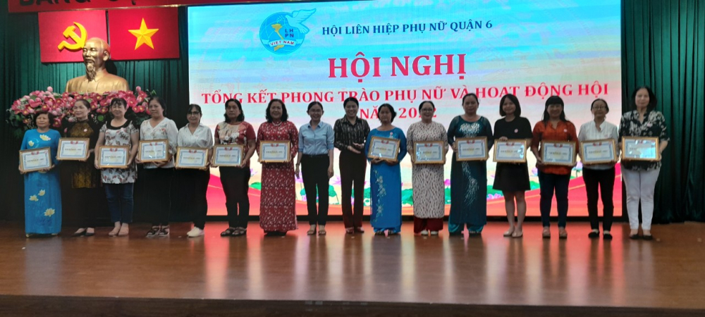 Bà Nguyễn Trần Phượng Trân- Chủ tịch Hội LHPn TP.HCM trao khen thưởng các cá nhân xuất sắc trong phòng trào phụ nữ quận 6 năm 2022