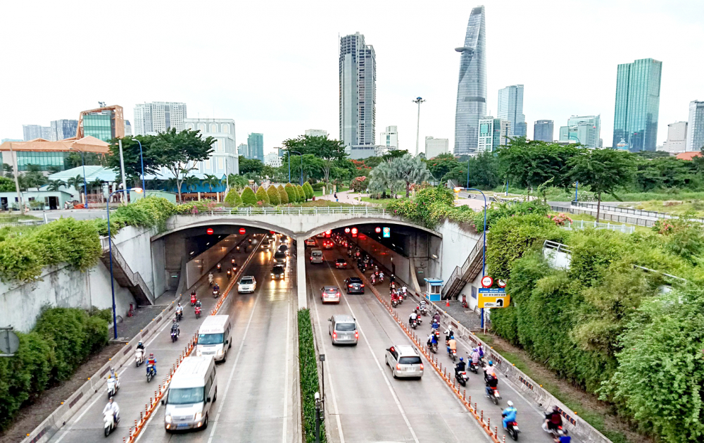 Ngày 1/5/1997, tại Văn phòng Kiến trúc sư trưởng TPHCM, Thủ tướng Võ Văn Kiệt quyết định cho TPHCM xây dựng đường hầm Thủ Thiêm - hạng mục quan trọng nhất trong dự án xây dựng đại lộ Đông Tây, còn gọi là đại lộ Võ Văn Kiệt của TPHCM. Công trình hầm vượt sông Sài Gòn này có chiều dài 1,49km, rộng 33m, cao 9m, với 6 làn xe, mỗi bên 3 làn cho cả ô tô và xe máy Ảnh: Phùng Huy