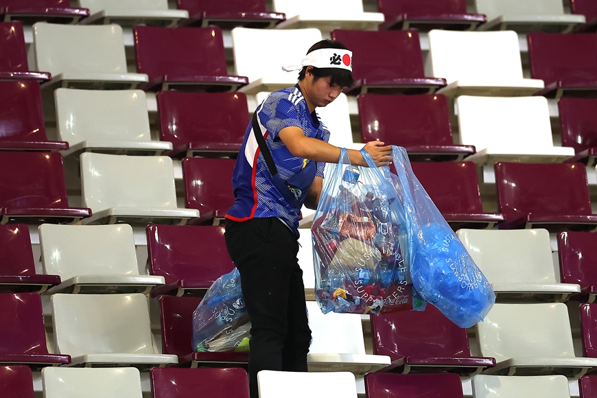 Cổ động viên Nhật Bản nán lại nhặt rác sau trận đấu với Đức.