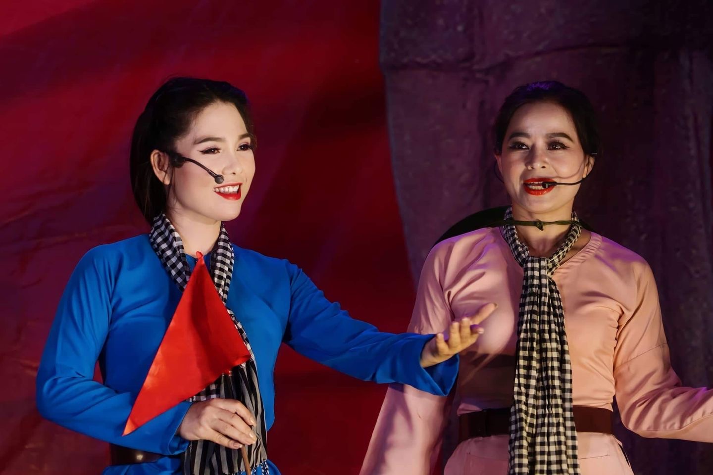 Hồng Nhung (trái) trong một chương trình biểu diễn của Nhà hát Cải lương Hà Nội - Ảnh: Nhân vật cung cắp 