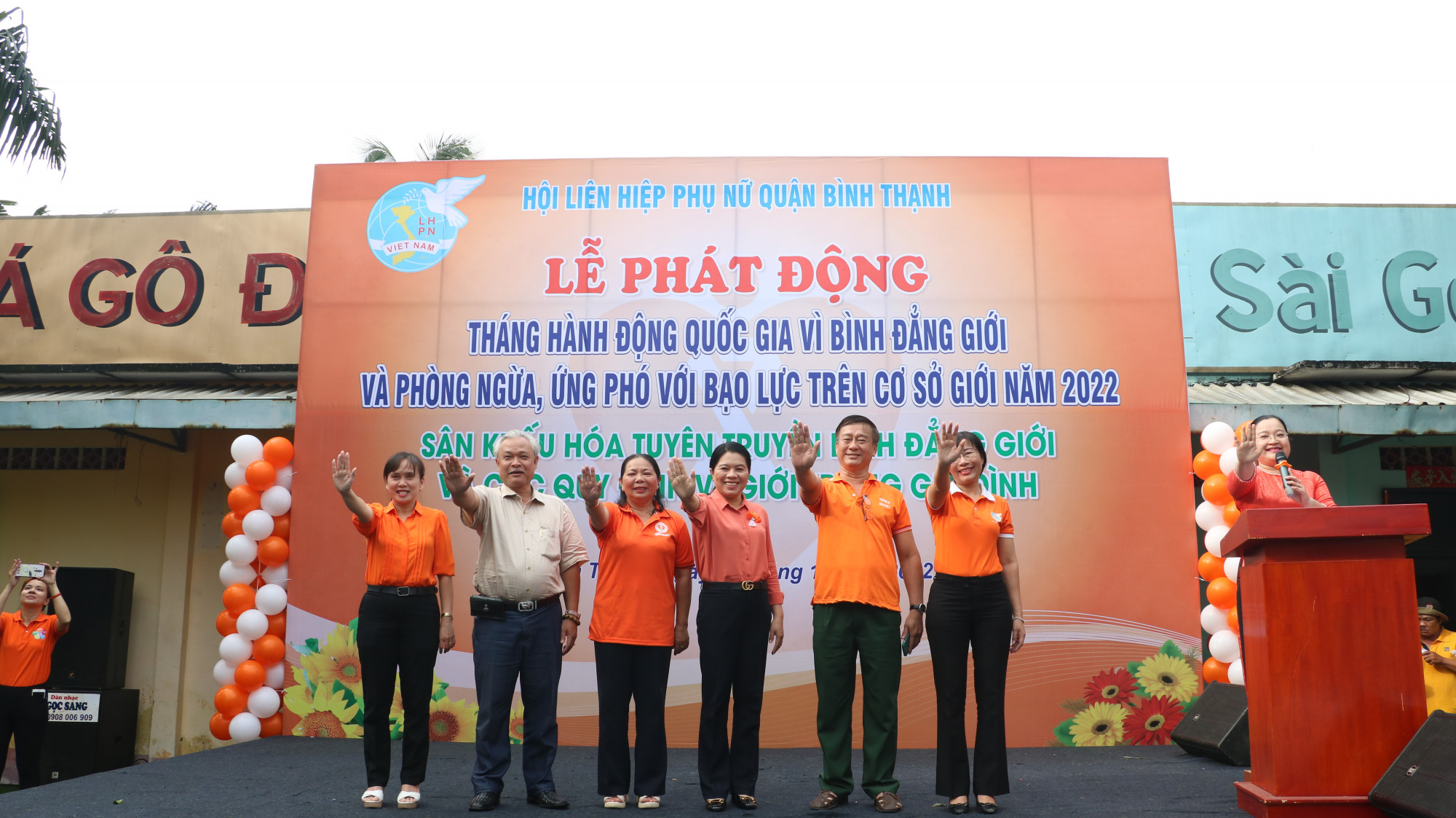 Bà Nguyễn Trần Phượng Trân - Chủ tịch Hội LHPN TP.HCM (thứ ba từ phải qua) và các vị đại biểu  thực hiện hưởng ứng Tháng hành động