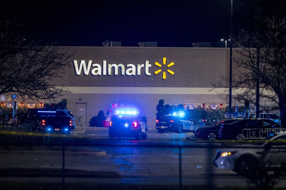 Cảnh sát ứng phó với hiện trường vụ xả súng chết người tại Chesapeake, Va., Walmart Thứ Ba, ngày 22 tháng 11 năm 2022. (Kendall Warner/The Virginian-Pilot qua AP)