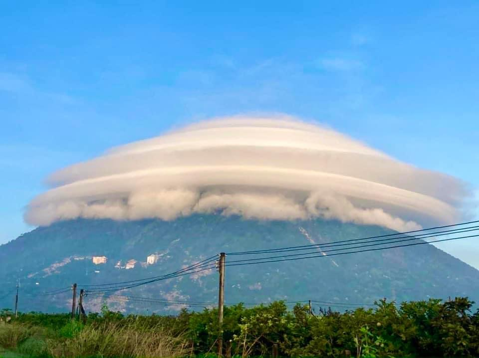 Quầng mây trắng hình nấm xuất hiện vào khoảng 6g sáng trên đỉnh núi Bà Đen, Tây Ninh. Rất nhiều người dân đang lưu thông trên đường đã phải dừng lại để ghi lại hiện tượng hiếm thấy này.