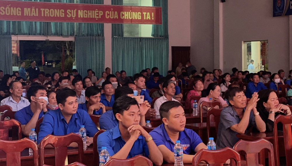 Cán bộ, đảng viên, đoàn viên thanh niên, các tầng lớp nhân dân huyện Vũng Liêm, tỉnh Vĩnh Long đến xem vở Thành phố buổi bình minh - Ảnh: Nguyễn Thu.