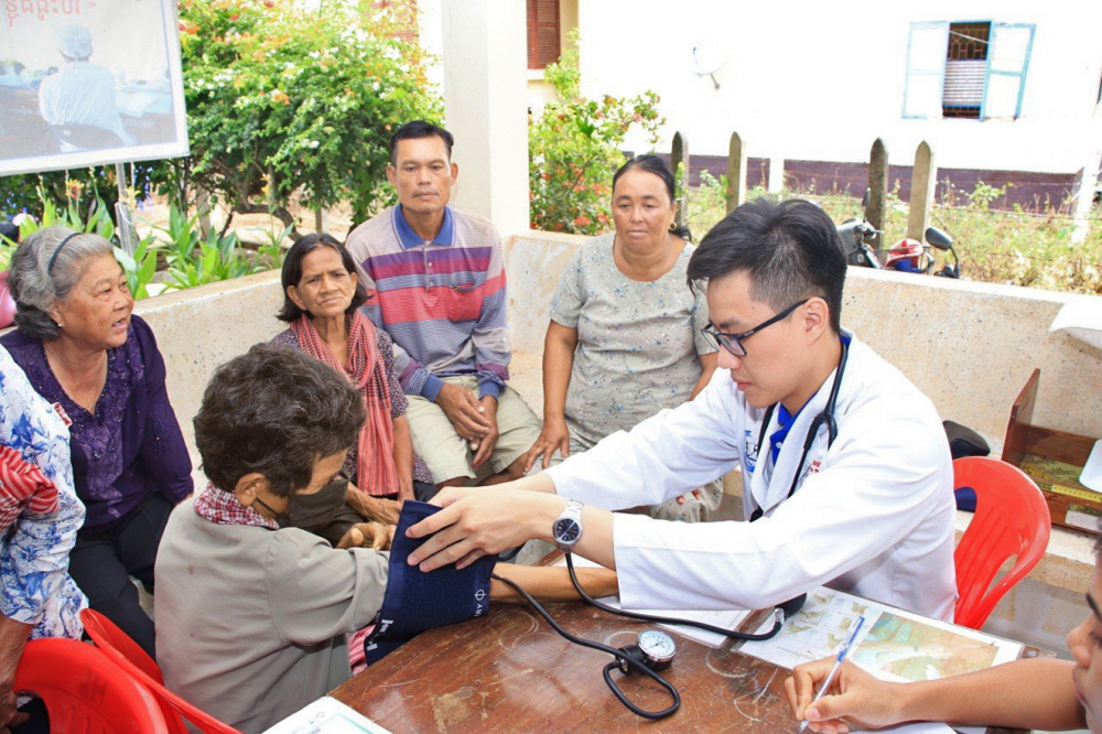 Sinh viên khoa y khóa 2016 tham gia hoạt động thiện nguyện khám chữa bệnh miễn phí - Ảnh: P.T.