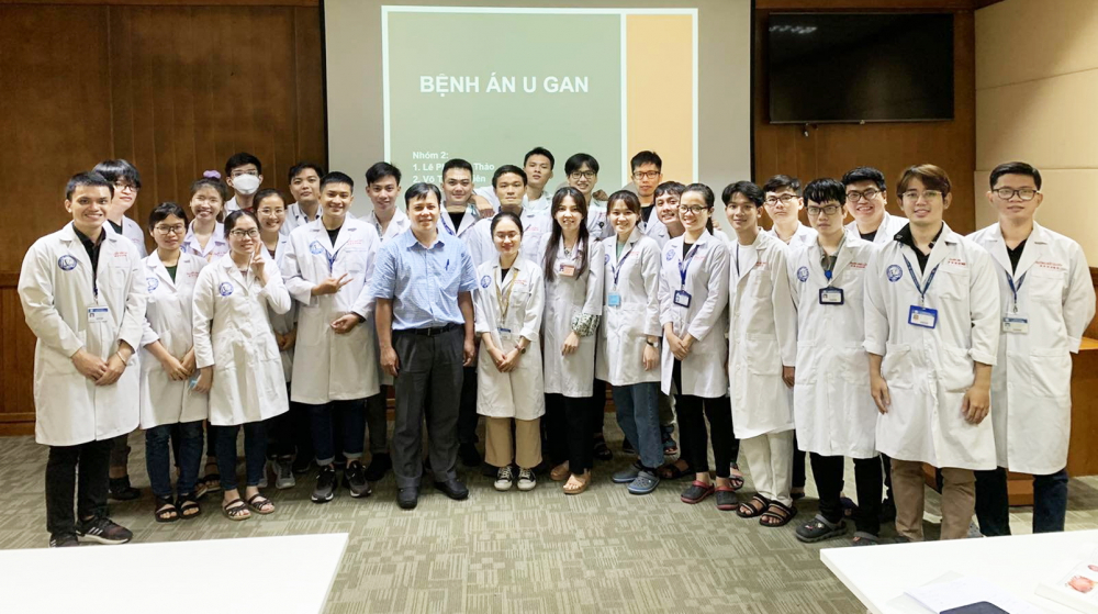 Sinh viên y khoa đào tạo theo chương trình mới trong một buổi học lâm sàng tại Bệnh viện Đại học y dược TPHCM - ẢNH: P.T.
