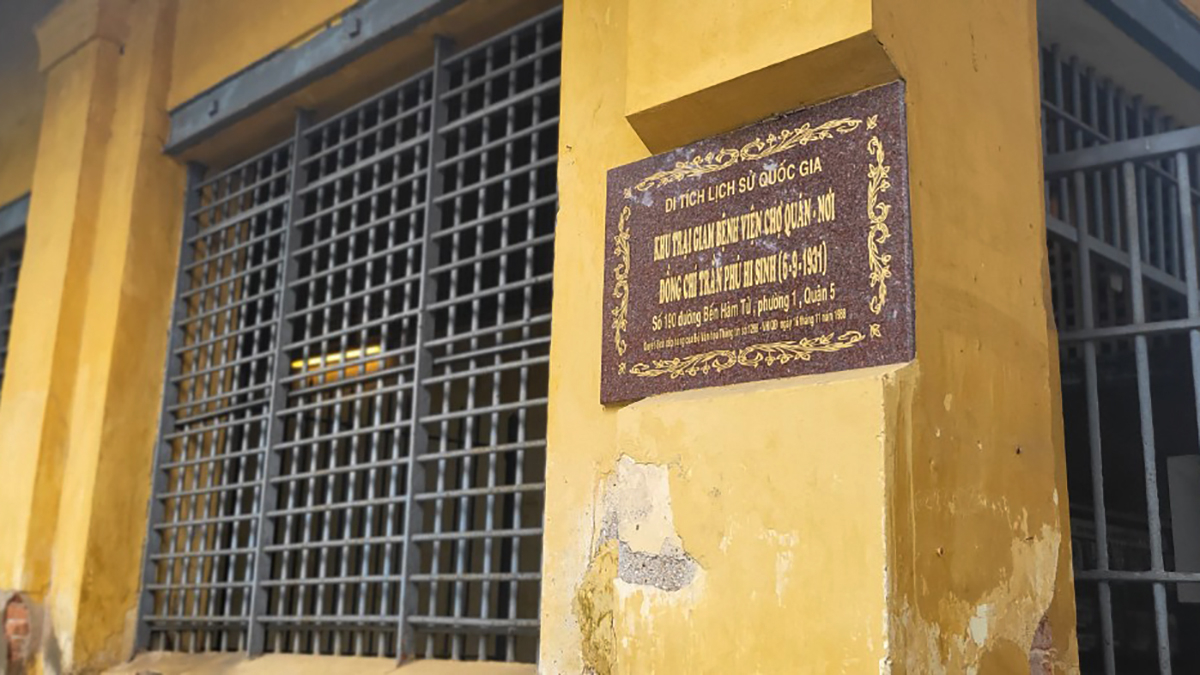 Đây cũng là bệnh viện duy nhất của Việt Nam có một trại giam nằm bên trong khuôn viên. Năm 1988, khu trại giam Chợ Quán được công nhận là di tích lịch sử.