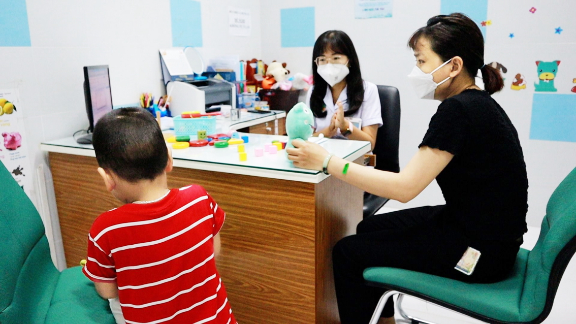 Thạc sĩ tâm lý Nguyễn Hải Uyên đang tư vấn cho một bà mẹ có con trai gặp vấn đề về giao tiếp ẢNH: P.A.