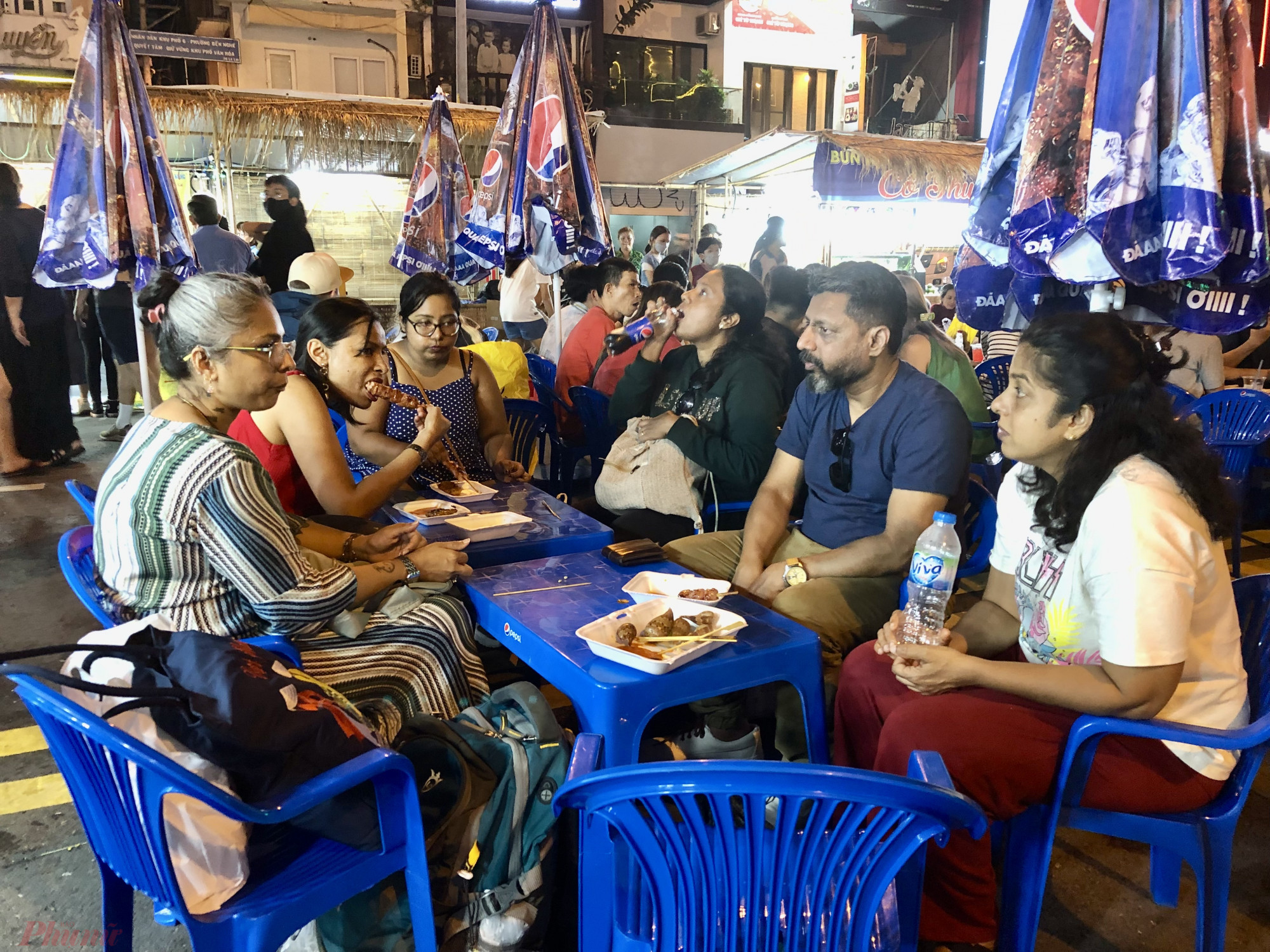 Nhiều du khách tỏ ra hứng thú khi thưởng thức các món ăn đường phố của Việt Nam.