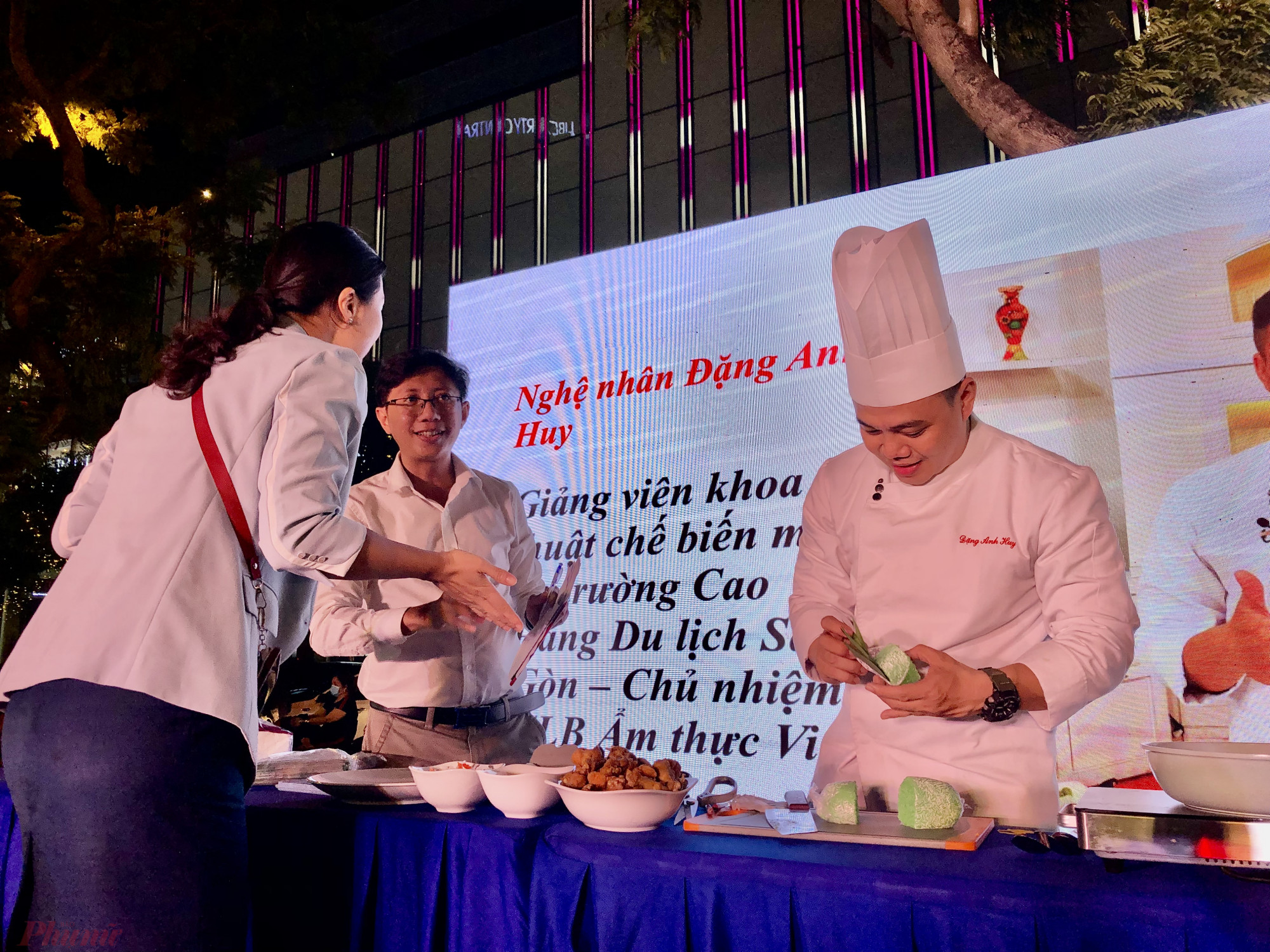 Mỗi đêm sẽ có các nghệ nhân quảng diễn các món ẩm thực các nước khối Asean. 