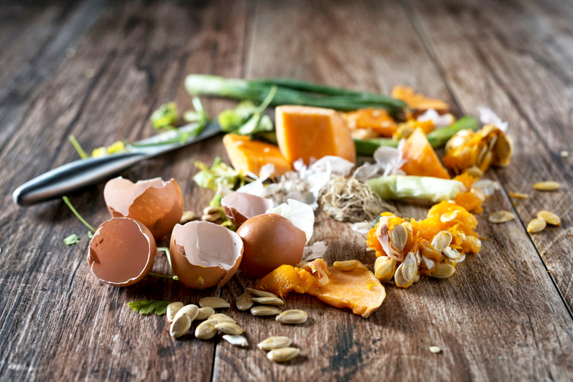 Những phần thực phẩm tưởng chừng bỏ đi vẫn có thể hữu ích nếu biết cách tận dụng chúng. Chẳng hạn bột vỏ trứng cung cấp canxi, hay vỏ dưa leo, cà rốt, khoai tây chứa nhiều vitamin và khoáng chất - ẢNH: SHUTTERSTOCK