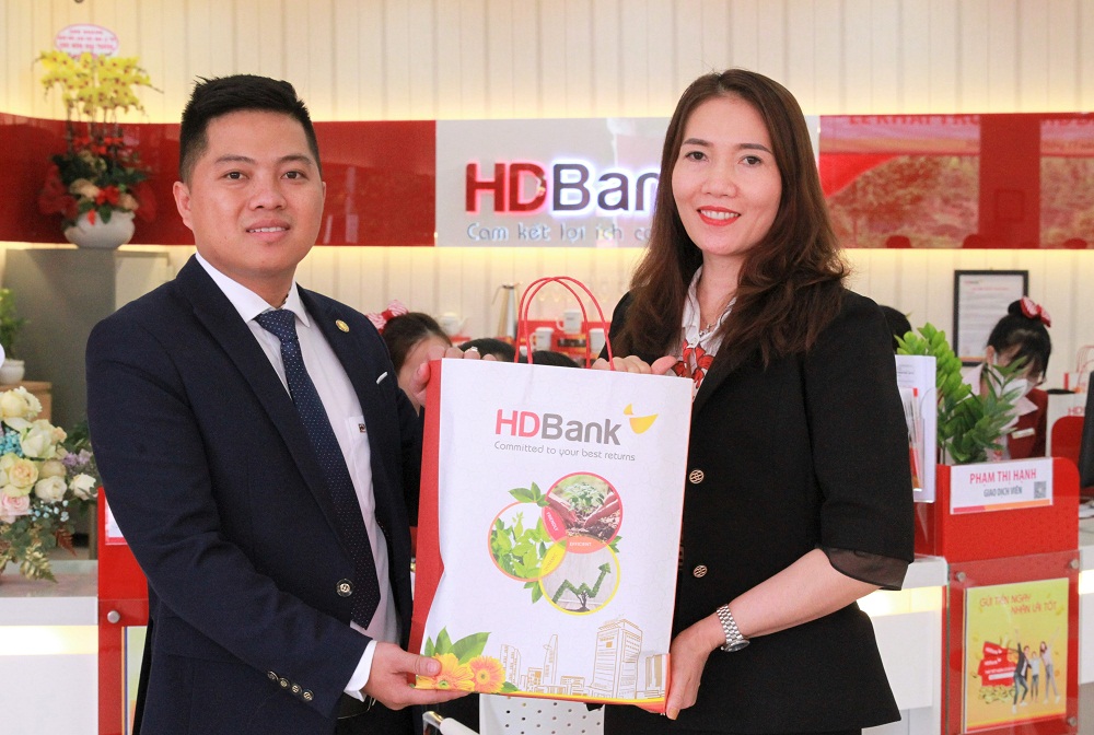 Trong không khí tưng bừng của lễ khai trương, HDBank Tuy Đức - Đắk Nông cũng dành nhiều phần quà hấp dẫn cho khách hàng đến giao dịch cùng với nhiều chương trình khuyến mãi - Ảnh: HDBank
