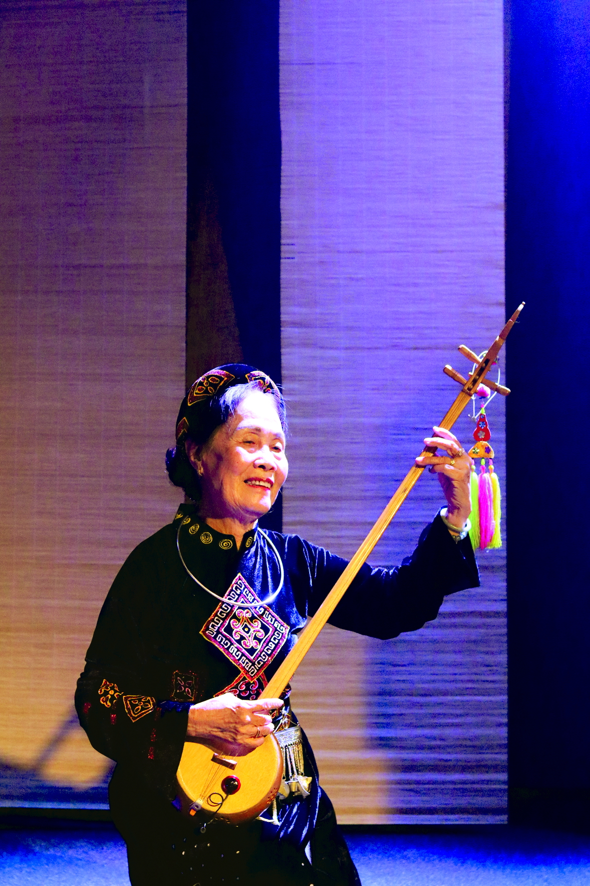 Nghệ nhân Nguyễn Thị Bích Liên - Giữ đàn tính, hát then đến cuối đời