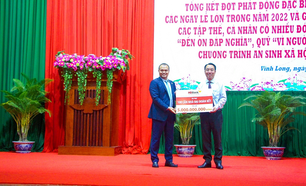 Ông Nguyễn Đăng Thanh - Phó tổng giám đốc HDBank (trái) trao tặng kinh phí xây dựng 100 căn nhà đại đoàn kết cho đại diện UBND tỉnh Vĩnh Long - Ảnh: HDBank