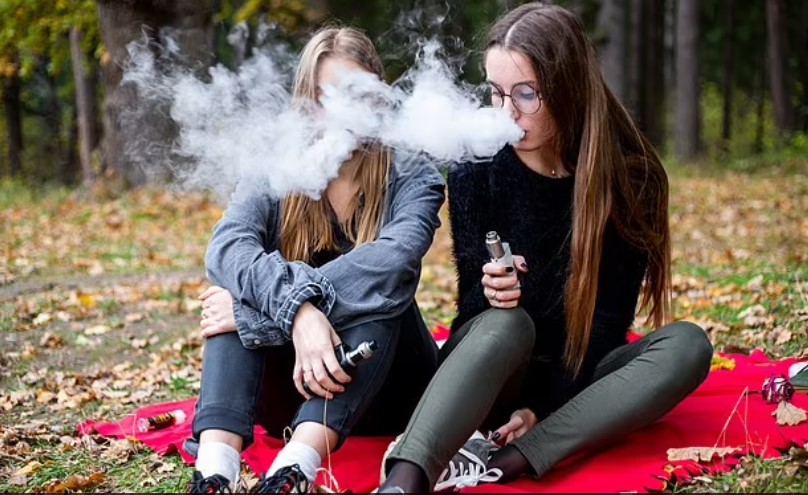 Giới trẻ từ 24-24 tuổi hút hút thuốc lá điện tử đã tăng gần gấp đôi trong 12 tháng qua