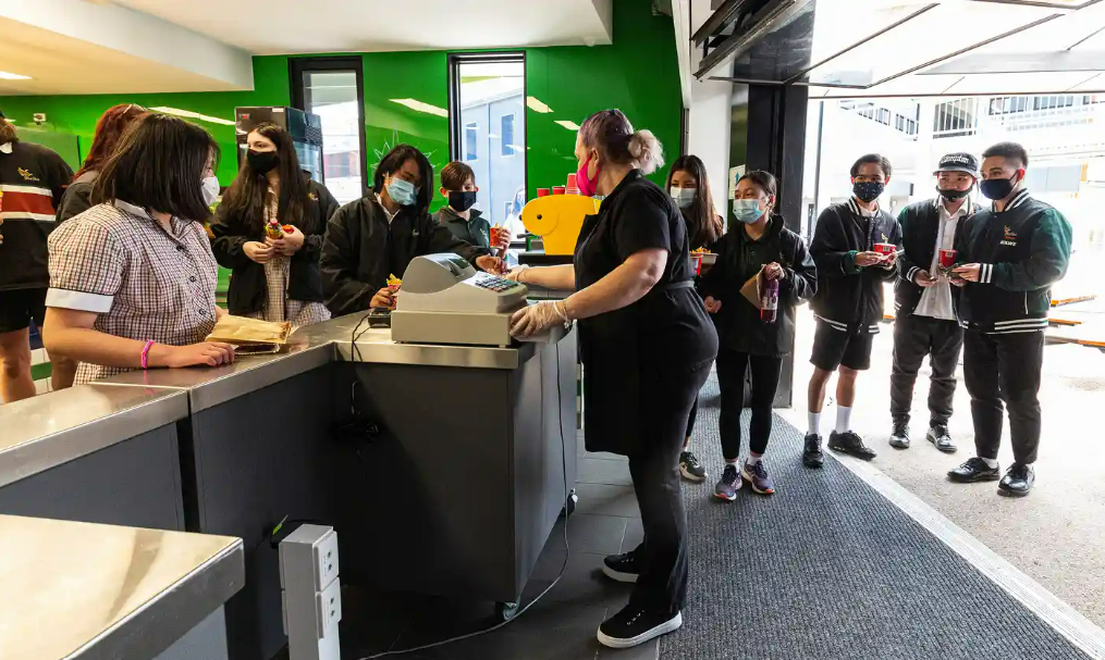 Tiểu bang Victoria sẽ thí điểm chương trình bữa trưa miễn phí cho học sinh các cấp học tại trường công lập - Ảnh: Daniel Pockett/Getty Images