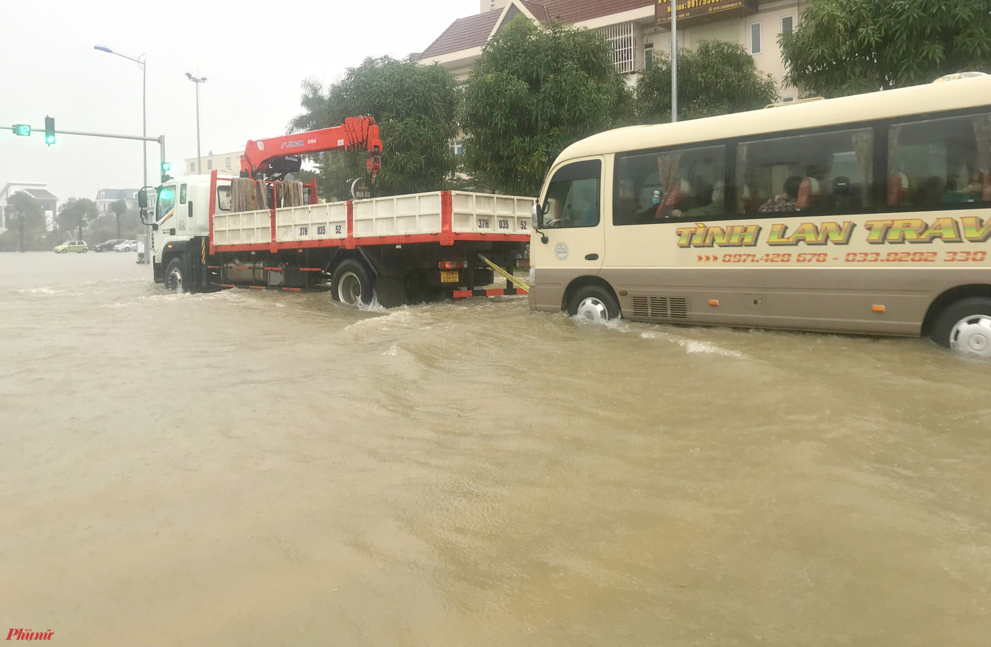 Đường 72m (xã Nghi Phú, thành phố Vinh) bị ngập sâu hơn nửa mét khiến nhiều phương tiện lưu thông qua khu vực này chết máy giữa đường - Ảnh: Phan Ngọc