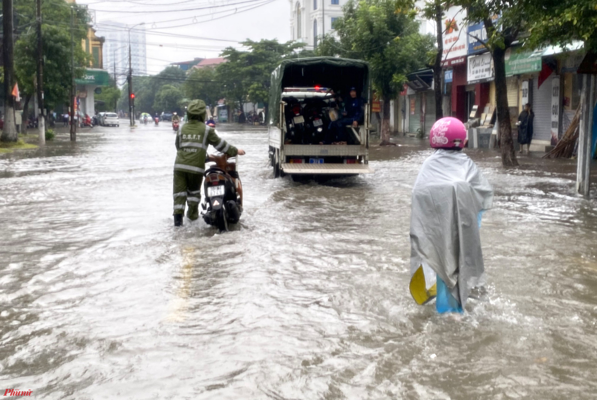 Nhiều tuyến đường ở trung tâm thành phố Vinh như Duy Tân, Lê Hồng Phong, Phan Bội Châu, Hồng Bàng… bị ngập nặng - Ảnh: Khánh Trung