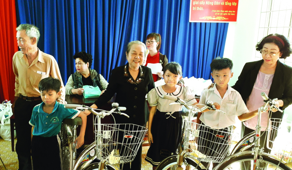 Câu lạc bộ Truyền thống kháng chiến khối Việt kiều Campuchia yêu nước TPHCM trao quà và xe đạp cho học sinh nghèo hiếu học