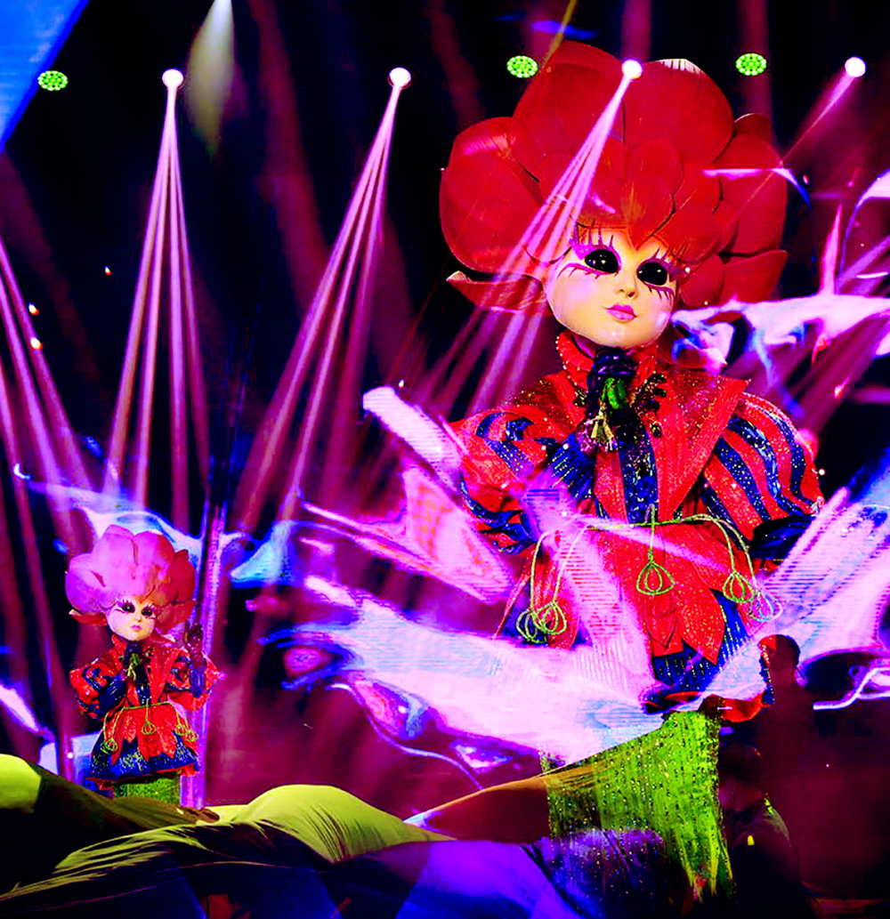 Khi diễn trong chương trình, ca sĩ Ngọc Mai phải mang chiếc mặt nạ lớn với biểu tượng hoa sen