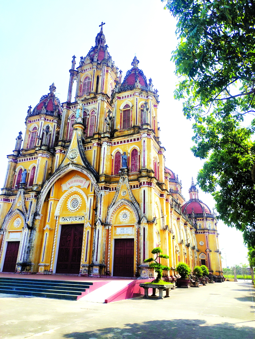 Ở Nam Định, chỉ cần phóng tầm mắt ra xa trong vòng bán kính 1-2km, bốn phương tám hướng đâu đâu cũng có thể bắt gặp nhà thờ