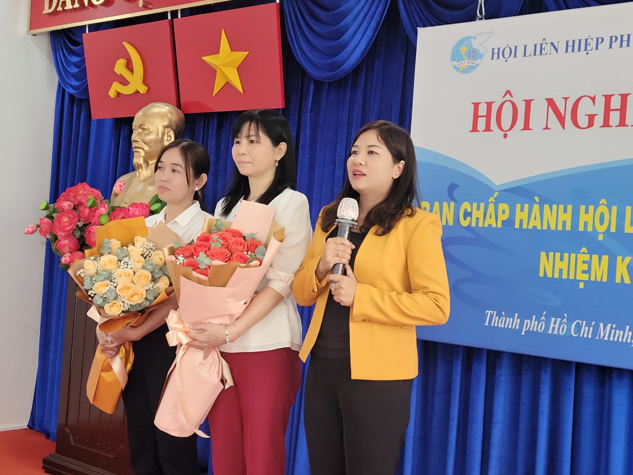 Bà Nguyễn Thị Ngọc Linh thay mặt 2 Ủy viên Ban chấp hành Hội LHPN TPHCM phát biểu nhận nhiệm vụ mới 