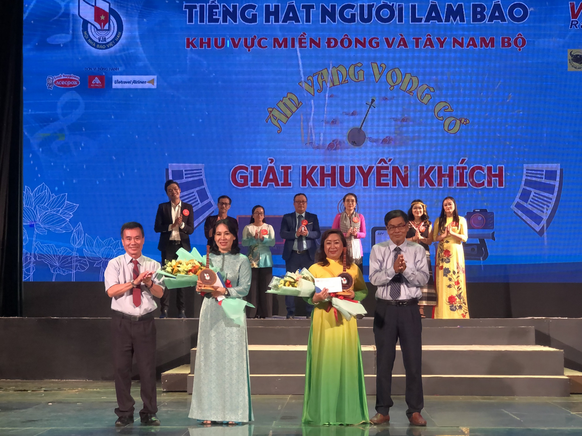 Các thí sinh đạt giải khuyến khích. hí sinh Nguyễn Thị Cúc - Chi hội nhà báo Báo Phụ Nữ, Hội Nhà báo TPHCM.