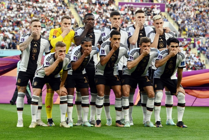 Các cầu thủ Đức đã che miệng trong một bức ảnh đồng đội trước trận thua 1-2 trước Nhật Bản để thể hiện quan điểm rằng FIFA đang bịt miệng chúng tôi bằng cách ngăn chặn nỗ lực đeo băng tay OneLove màu cầu vồng.