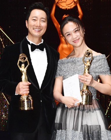  Nam chính xuất sắc nhất dành cho Park Hae-il và Nữ chính xuất sắc nhất dành cho Thang Duy, giải Rồng Xanh 2022. 