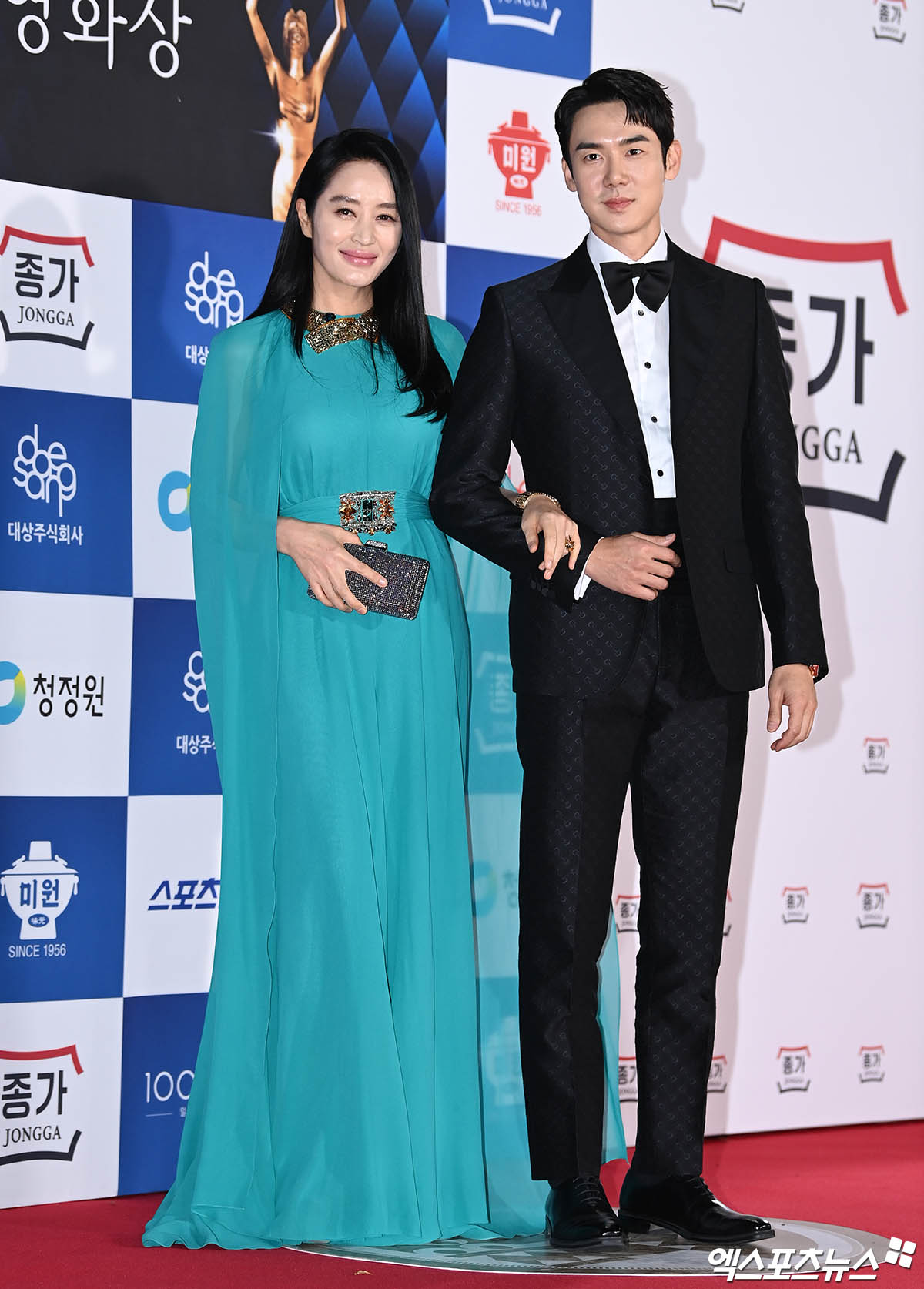 Vẫn như thường lệ, “chị đại” Kim Hye Soo tiếp tục thu hút toàn bộ ống kính giới truyền thông trên thảm đỏ Giải thưởng Điện ảnh Rồng xanh 2022 vào tối qua, 25/11. Trong bộ cánh kín cổng cao tường, người đẹp sánh đôi cùng nam diễn viên Yoo Yeon Seok. Cả hai đảm nhận vai trò MC dẫn dắt lễ trao giải.