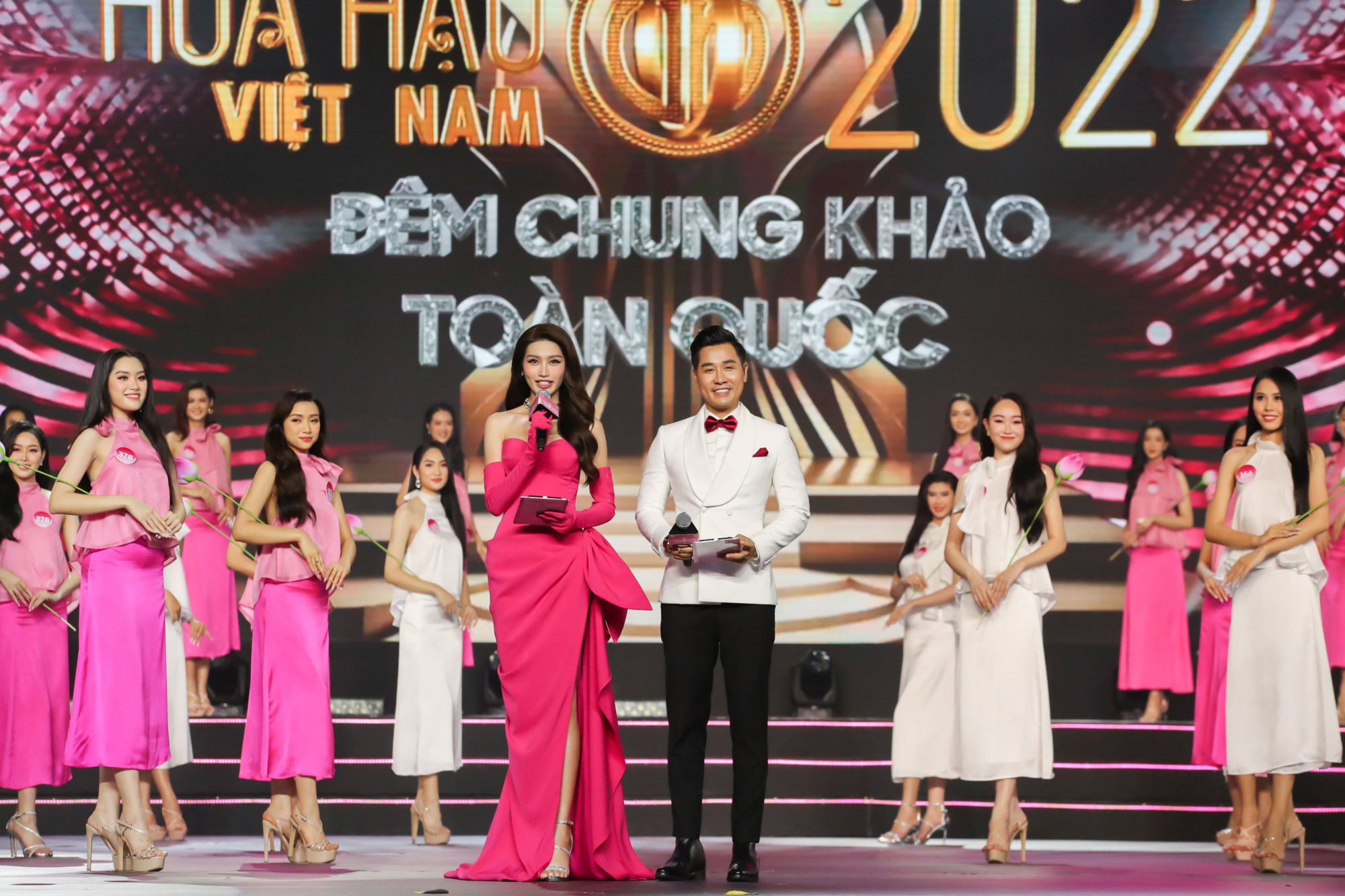 Á hậu Quỳnh Châu và MC Nguyên Khang mắc nhiều lỗi khi dẫn dắt đêm thi chung khảo này