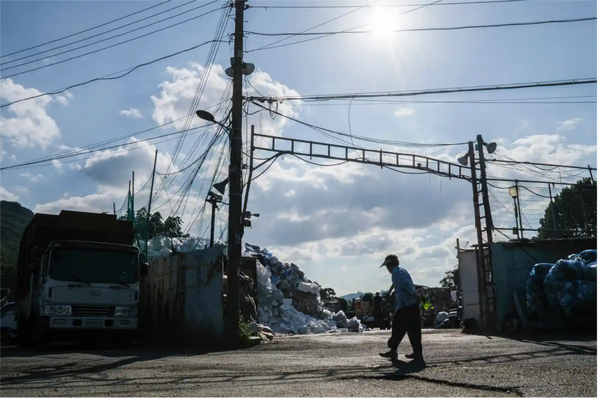 Khung cảnh một khu tập kết và xử lý rác thải sinh hoạt ở Seoul - Ảnh: Anthony Wallace/AFP/Getty Images