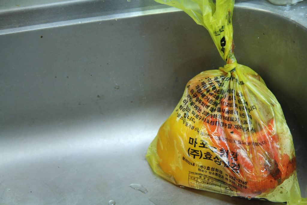 Người dân Seoul thường gom rác thải thực phẩm vào chiếc túi màu vàng như thế này để đưa ra thùng rác chung đặt tại lề đường trong khu dân cư - Ảnh: AHG INGOs