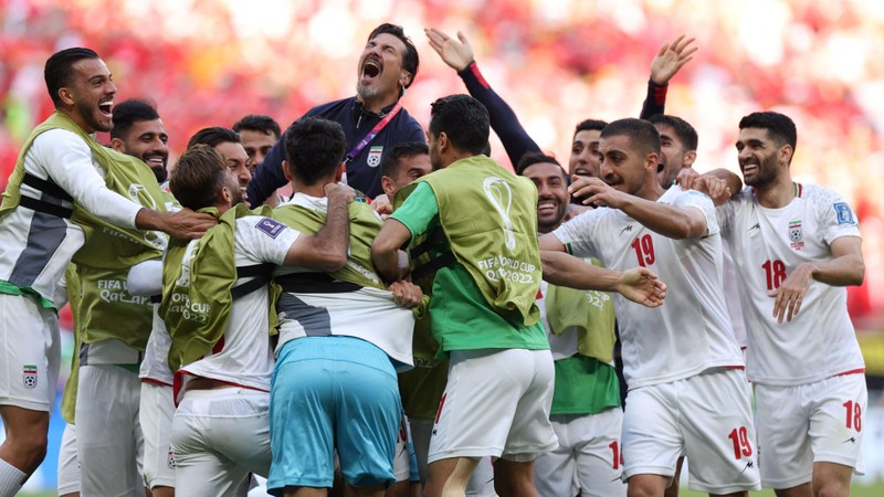 Niềm vui của tuyển Iran khi vượt qua xứ Wales - Ảnh: FIFA