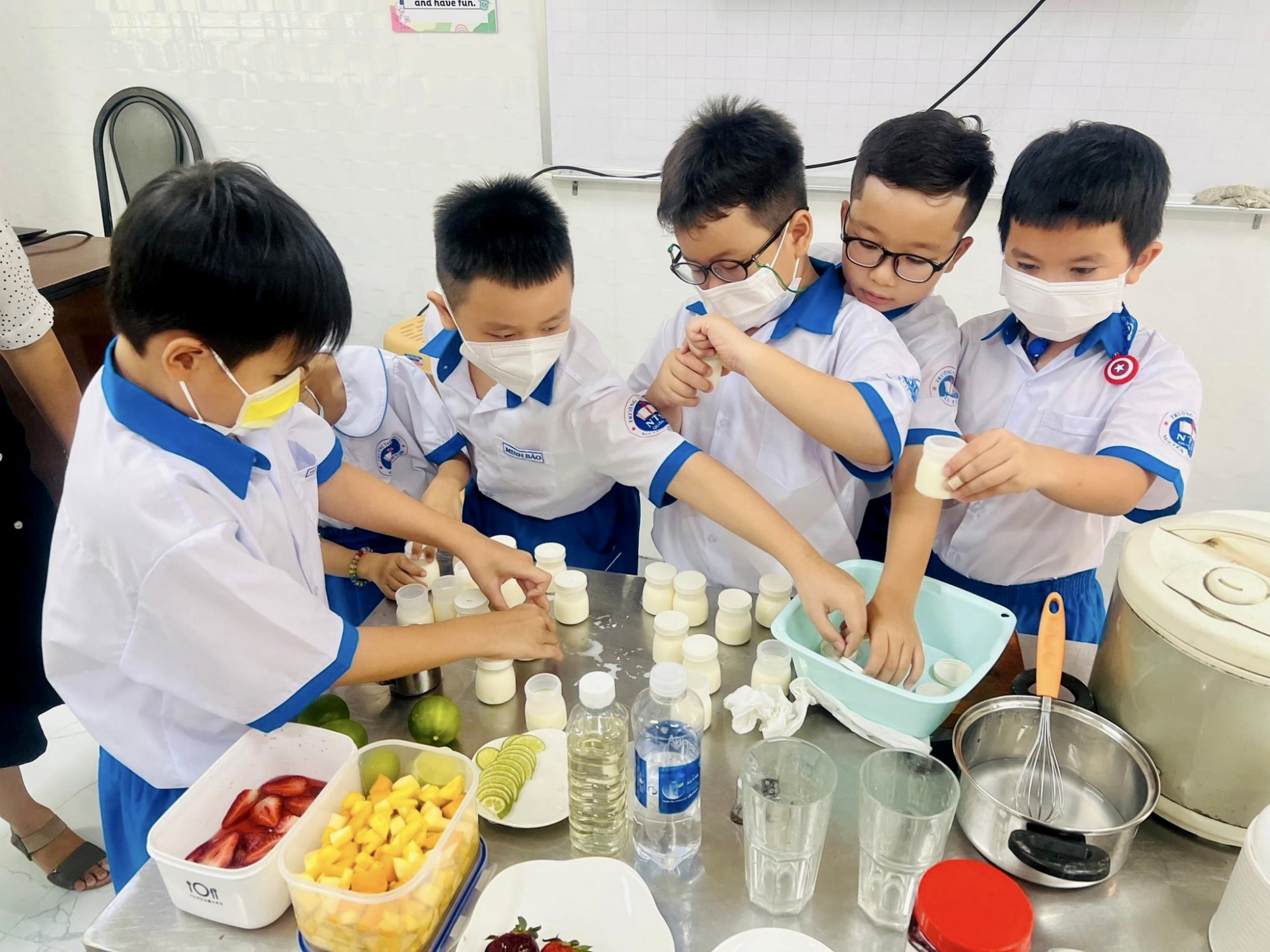 Học sinh Trường tiểu học Nguyễn Thái Sơn học làm sữa chua