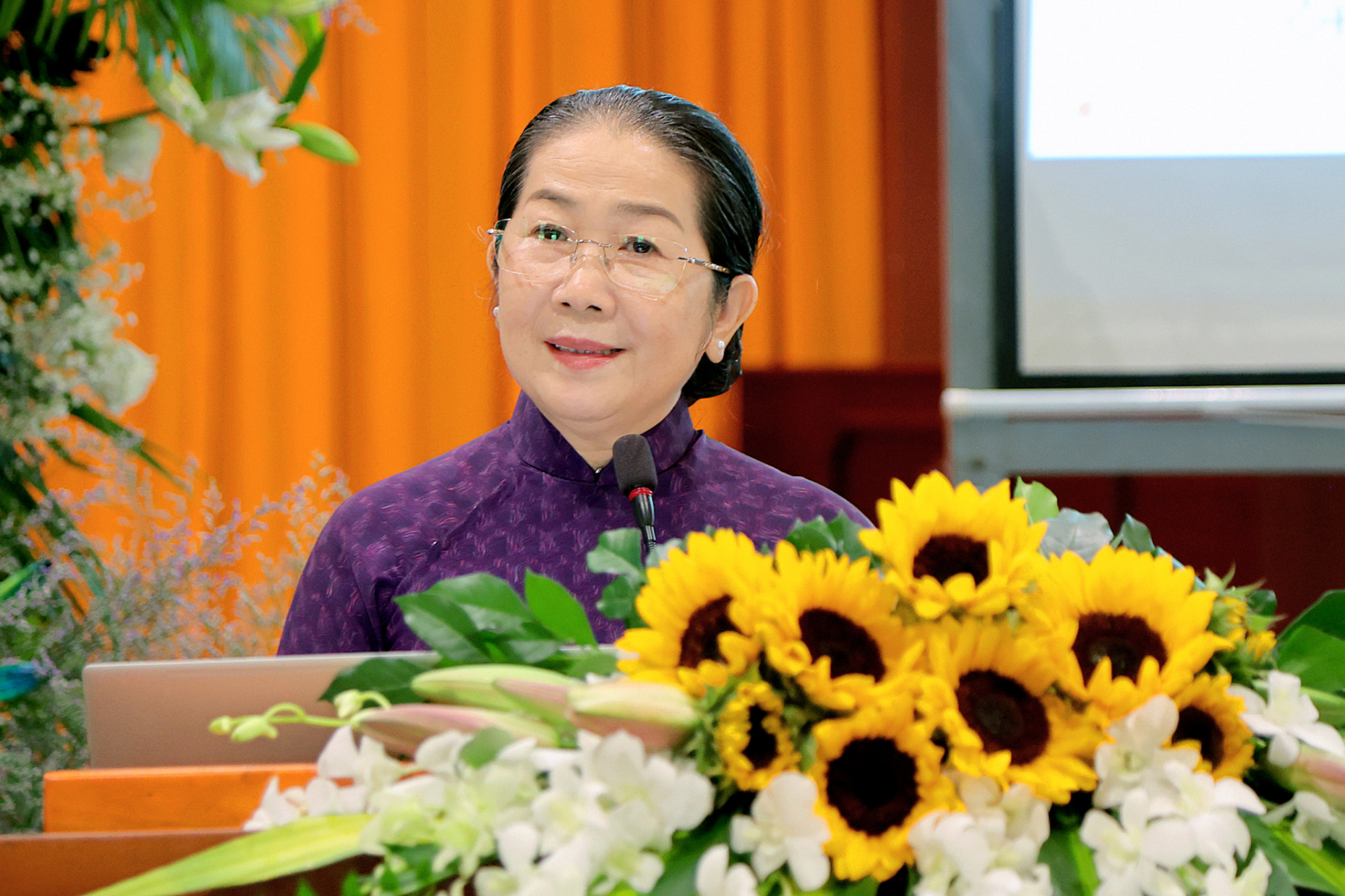 Bà Võ Thị Dung - Nguyên Phó bí thư Thành ủy TP.HCM ghi nhận và biểu dương những đóng góp của nữ tu Phật giáo trong sự phát triển của thành phố cũng như trong phong trào, hoạt động Hội