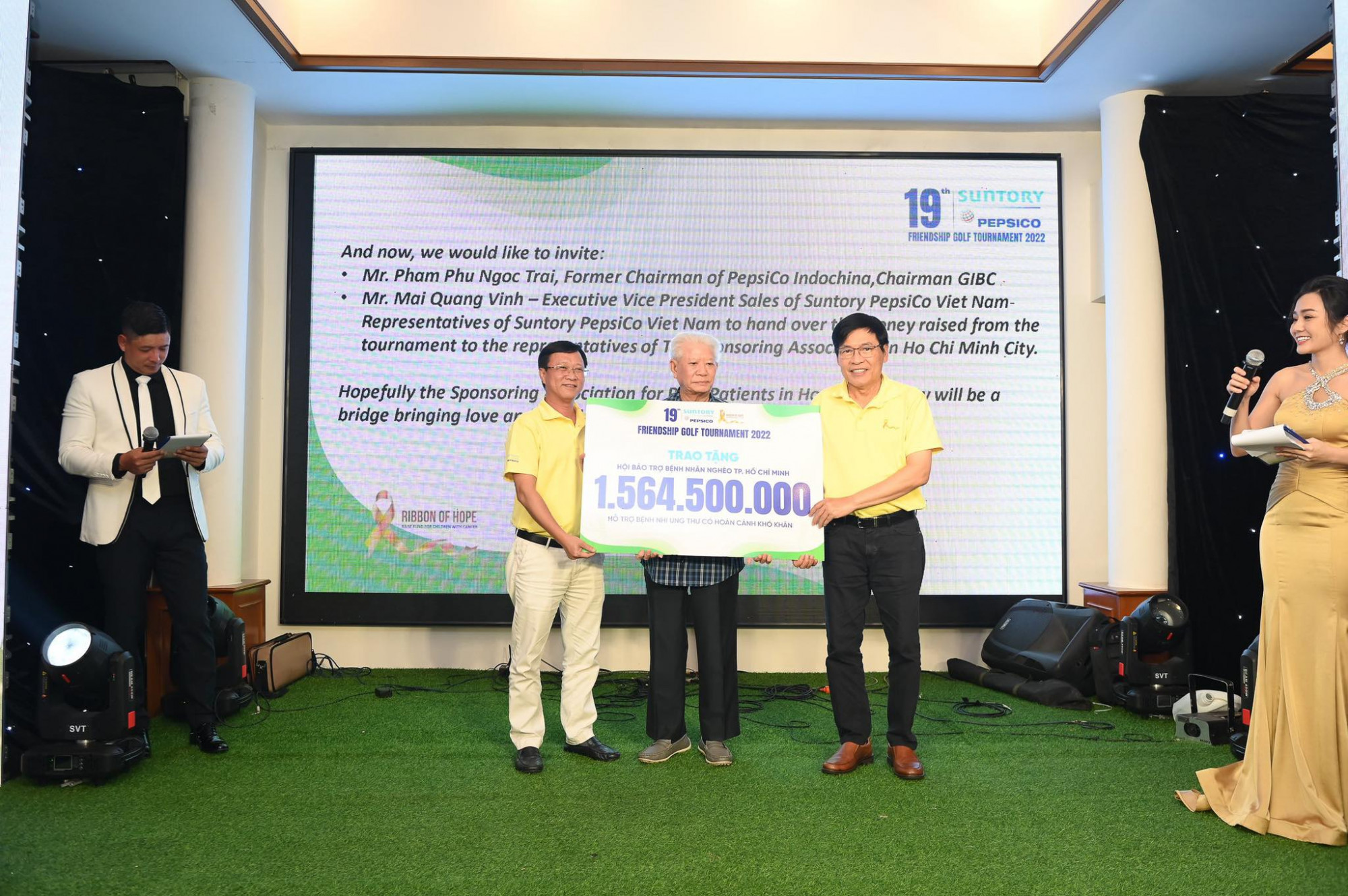 đại diện Suntory PepsiCo trao số tiền gây quỹ được từ giải đấu Golf Hữu Nghị lần thứ 19 cho Hội bảo trợ bệnh nhân nghèo Thành Phố Hồ Chí Minh, số tiền này sẽ được ủng hộ cho các bệnh nhi mắc bệnh ung thư.