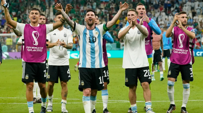 Messi (số 10) và đồng đội cảm ơn CĐV sau trận thắng Mexico 2-0. Ảnh: Clarin.