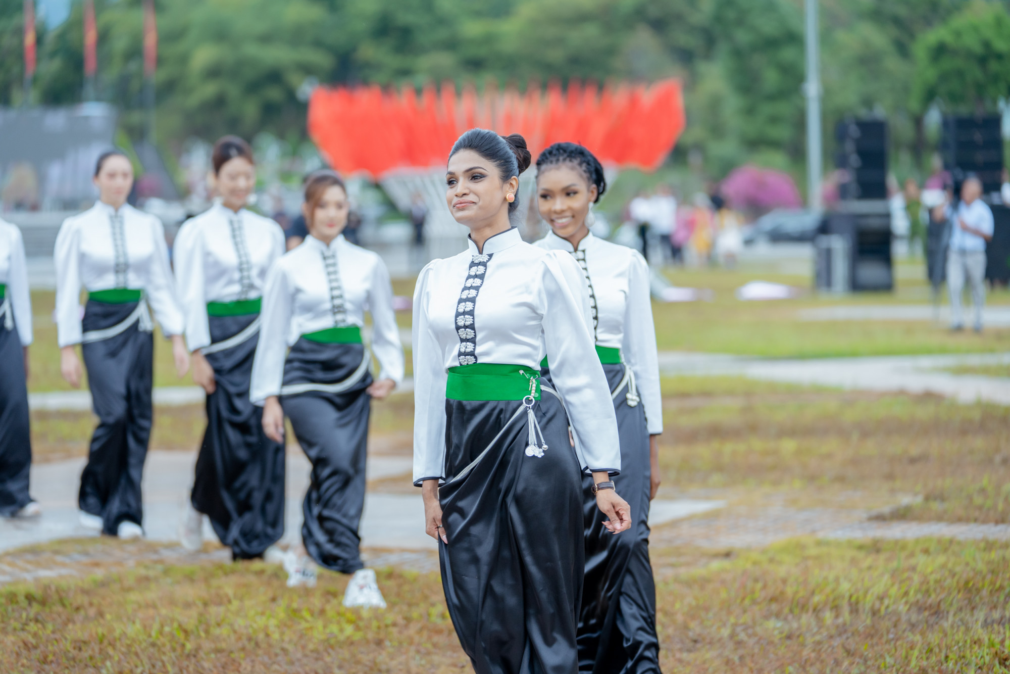 Được biết, tỉnh Sơn La đã may tặng các thí sinh trang phục của người Thái trắng để 