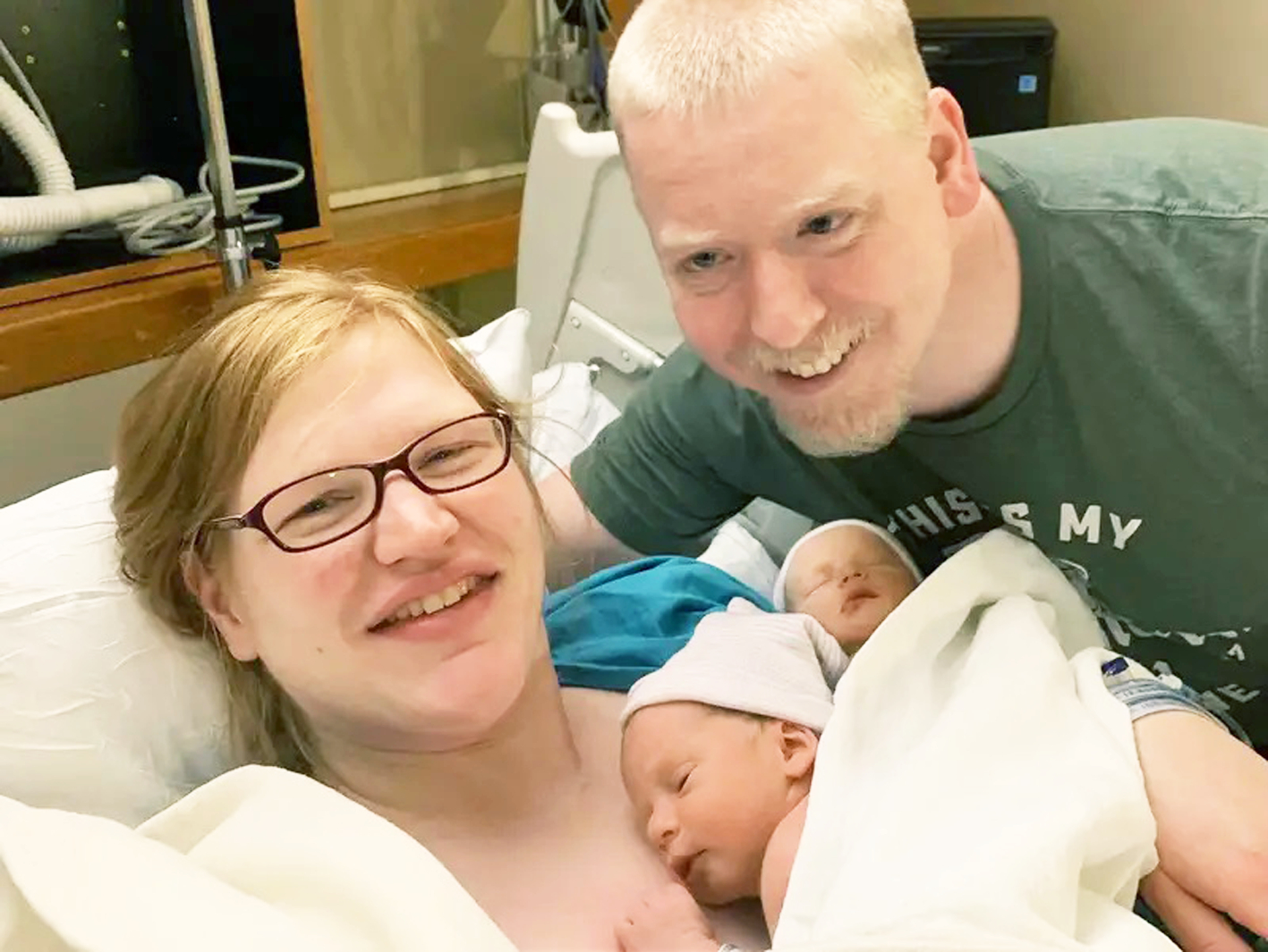 Gia đình Ridgeway chào đón cặp song sinh khỏe mạnh nhờ phôi thai đông lạnh từ Trung tâm Hiến phôi quốc gia Mỹ - Ảnh: Insider 