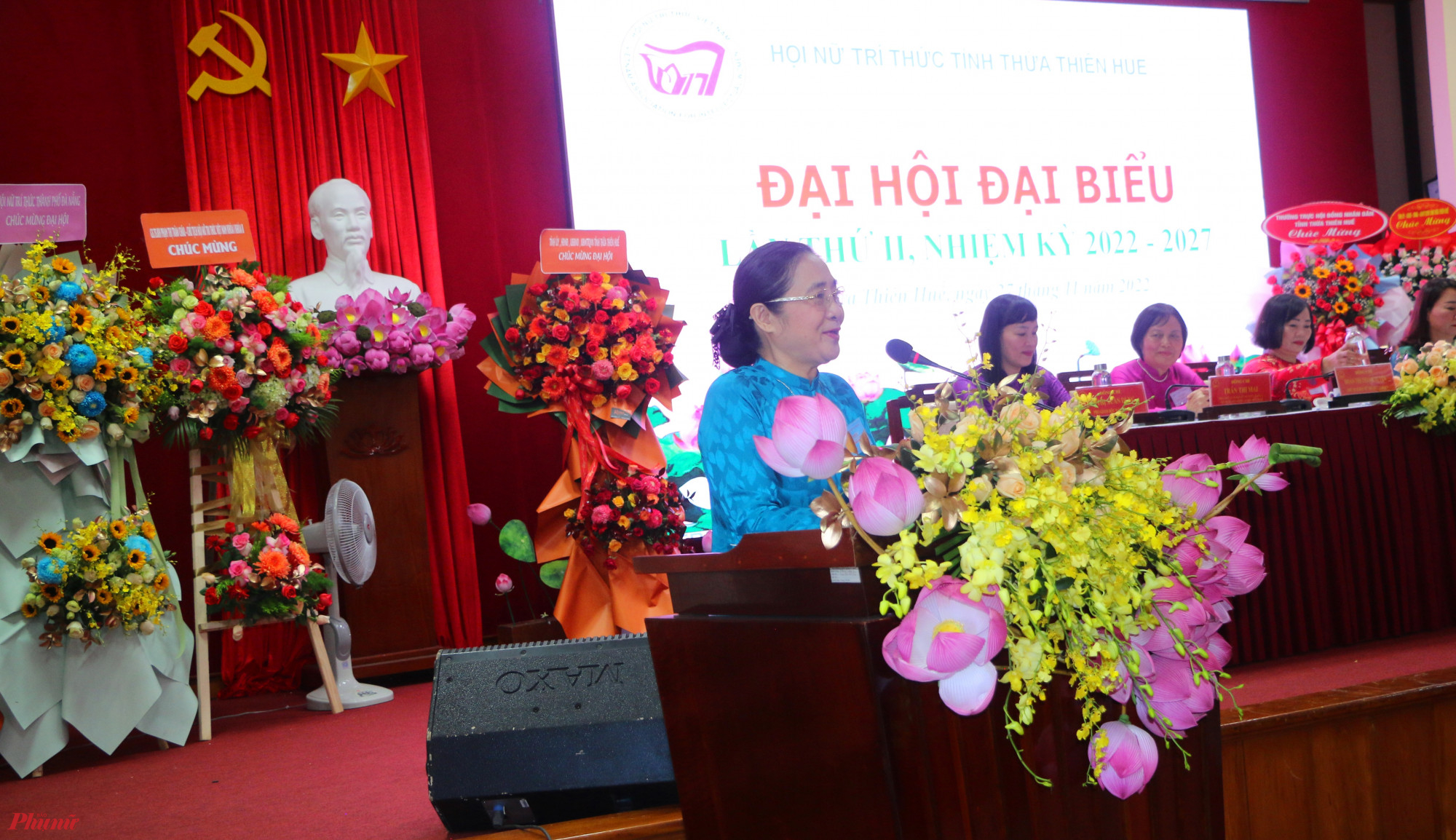 Bà Hoàng Thị Ái Nhiên phó chủ tịch Hội NTT Việt Nam phát biểu chri đạo đại hội