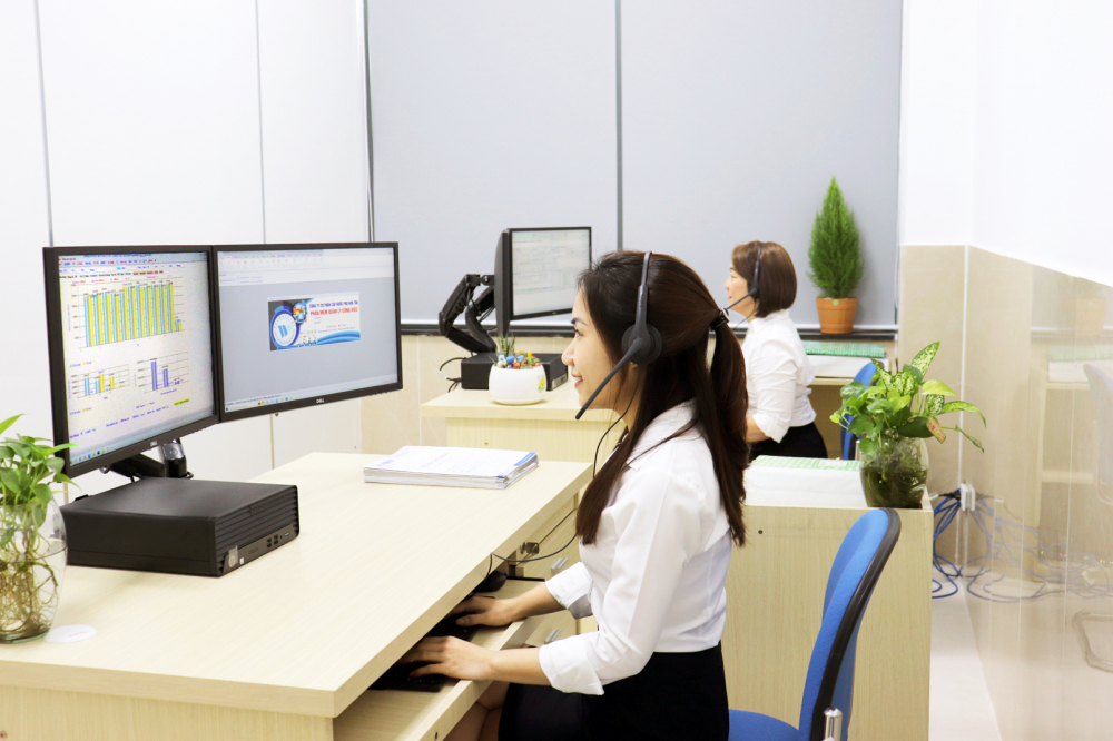 Nhân viên tổng đài Call Center Cấp nước Phú Hòa Tân tiếp nhận và hỗ trợ xử lý thông tin cho khách hàng