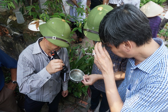 Chỉ số nguy cơ bùng phát dịch tại nhiều địa phương ở Hà Nội cao tới 4 - 5 lần (ảnh: Sở Y tế Hà Nội kiểm tra công tác vệ sinh môi trường tại huyện Phú Xuyên, Hà Nội)