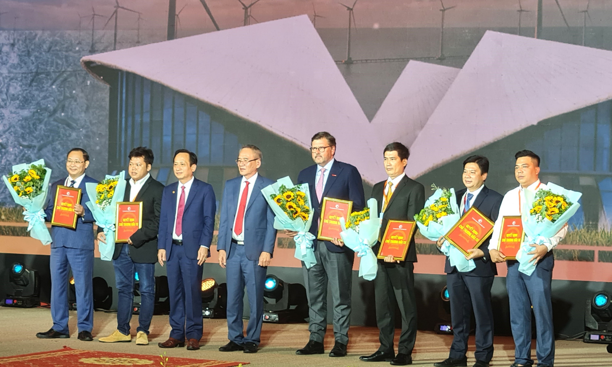 Lãnh đạo tỉnh Bạc Liêu trao quyết định chủ trương đầu tư, chúc mừng các doanh nghiệp 