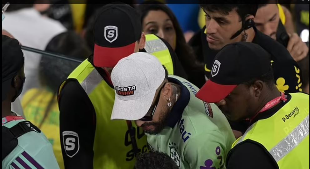 Lực lượng an ninh đưa Neymar giả được l rời khỏi khán đài