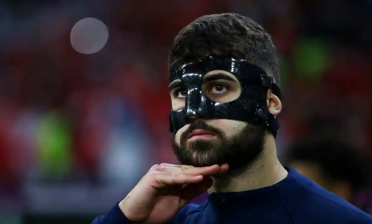 Joško Gvardiol của Croatia đeo mặt nạ để bảo vệ chiếc mũi bị gãy của mình trong trận đấu FIFA World Cup 2022 ở Qatar. Ảnh: Kieran McManus/REX/Shutterstock
