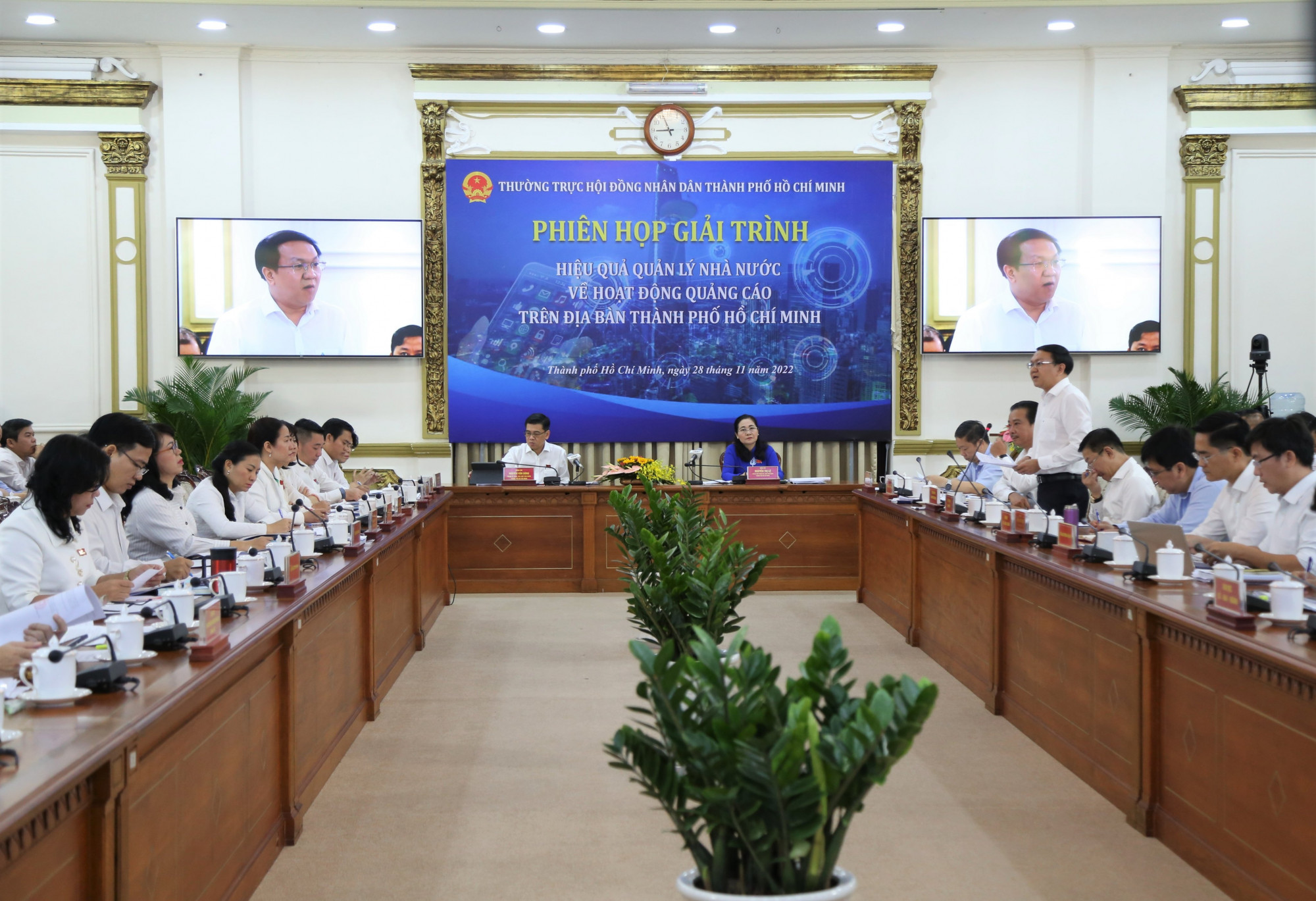 Phiên họp giải trình về hiệu quả quản lý Nhà nước trong hoạt động quảng cáo trên địa bàn TPHCM ngày 28/11. Ảnh: Quốc Ngọc