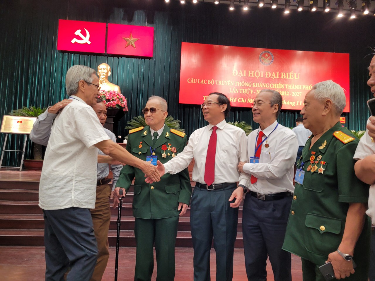 Bí thư thành ủy TPHCM Nguyễn Văn Nên trao đổi cùng các thành viên CLB Truyền thống kháng chiến TPHCM